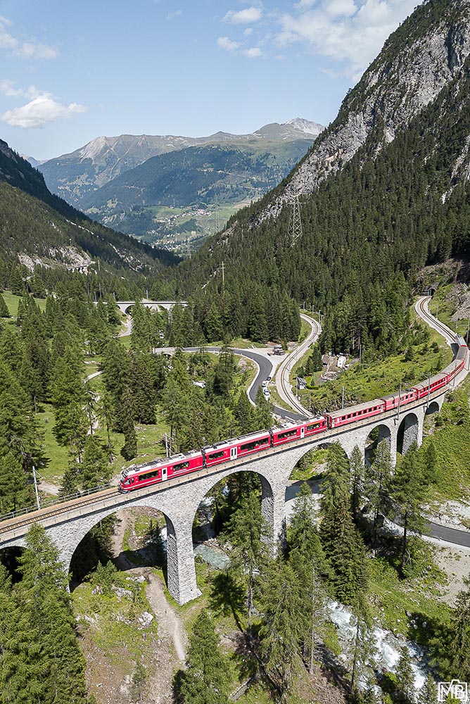 Hügel und Berge Rhätische Bahn Bernina Express Bergün Graubünden Schweiz