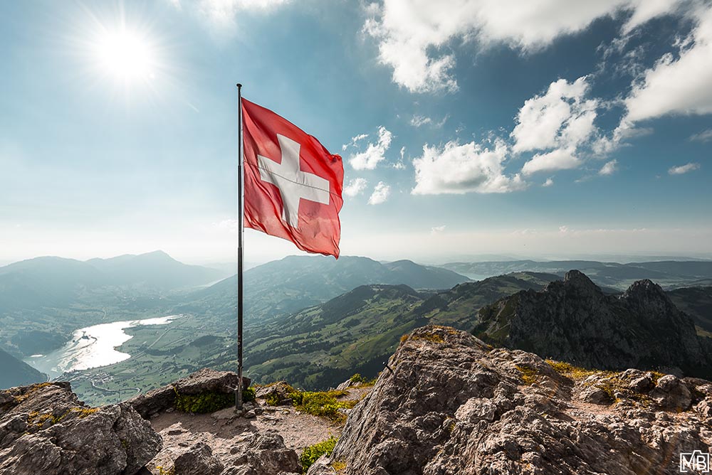 Hügel und Berge Schweizer Fahne Grosser Mythen Schwyz Schweiz