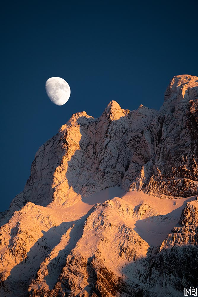 Licht und Dunkelheit Säntis Mondaufgang Sonnenuntergang Alpstein Ostschweiz Appenzell St. Gallen Schweiz