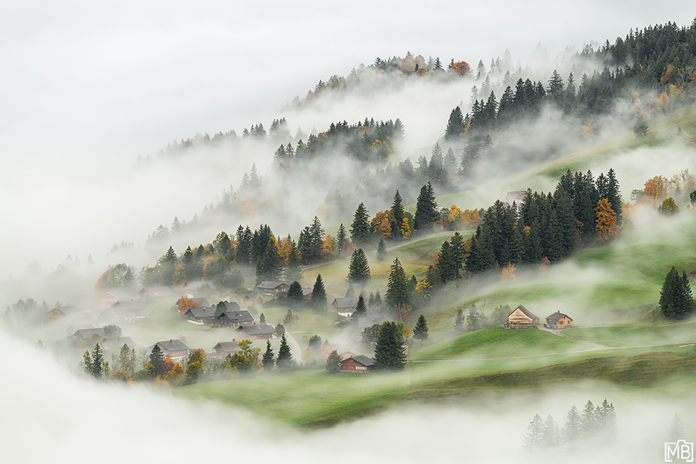 Nebel und Wolken Nebelstimmung Nebelmeer Herbst Appenzellerland St. Gallen Brülisau Appenzell Ostschweiz Schweiz